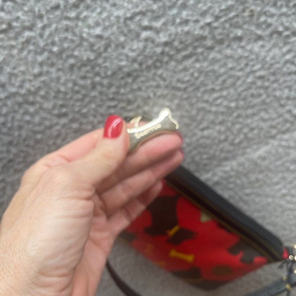 Dooney & Bourke Red Black Wristlet Scottie dogs COA - Picture 4 of 13